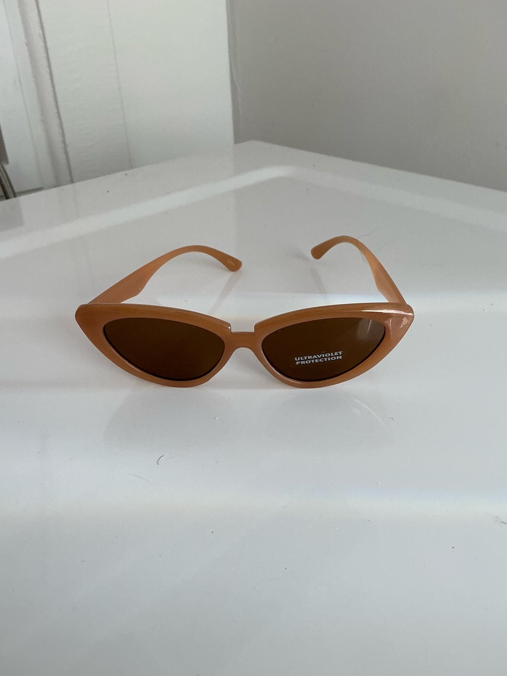 Beige cat eye sunglasses